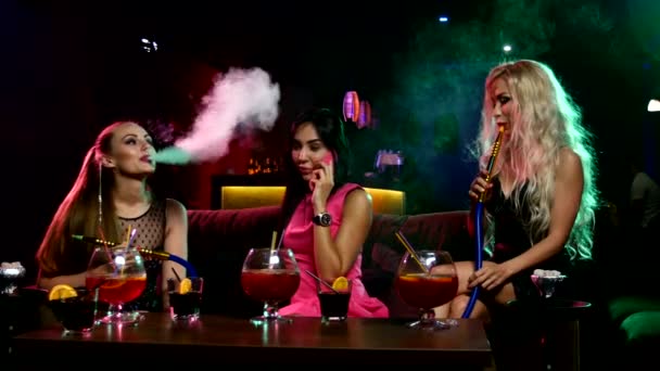 Giovani donne sexy fumare il narghilè in interni vintage — Video Stock