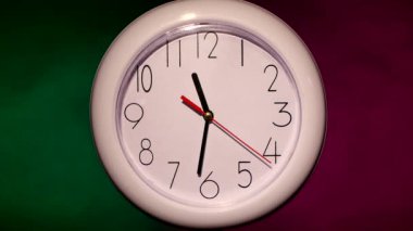 renkli arka planda beyaz bir ofis saati yakın