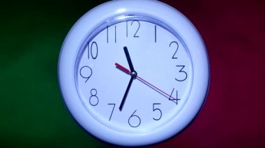 renkli arka planda beyaz bir saat in yakın