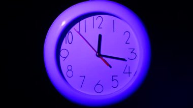 siyah arka plan ofis saati, gece