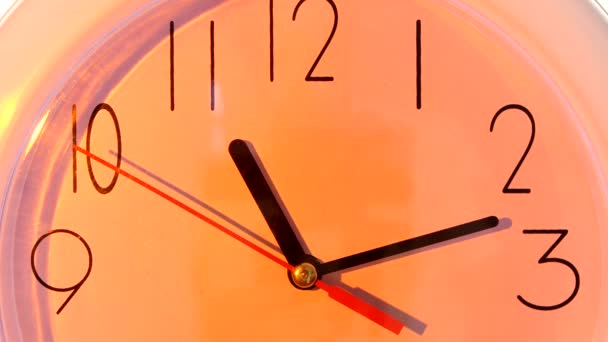Horloge orange isolée. gros plan, heures par jour — Video