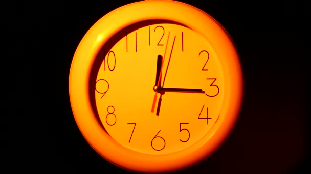 Icono de reloj naranja con sombra sobre fondo negro, noche — Vídeos de Stock