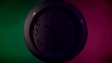 Renkli ahşap tahta duvarda saat, gece Işık