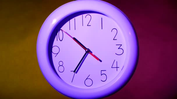 Close-up de um lilacclock em fundo colorido — Vídeo de Stock