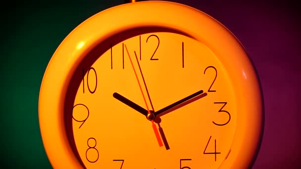 Horloge classique ronde murale bleue avec isolée colorée 