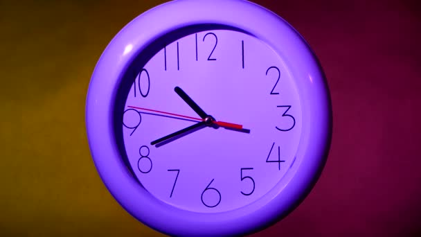 Годинник на барвистому фоні — стокове відео