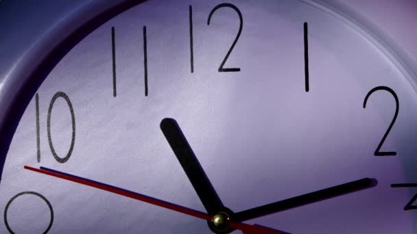 Klok toont tien minuten voorbij elf. Close-up — Stockvideo