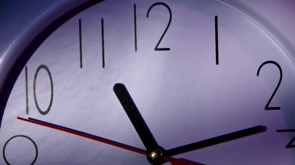 Horloge montrant onze heures dix. Gros plan 