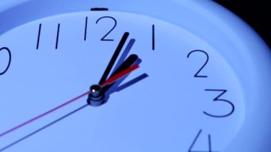 beyaz arka plan üzerinde iş saati yakın çekim