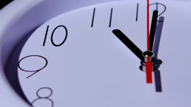 Conceito de tempo relógio de negócios close-up no fundo branco — Vídeo de Stock