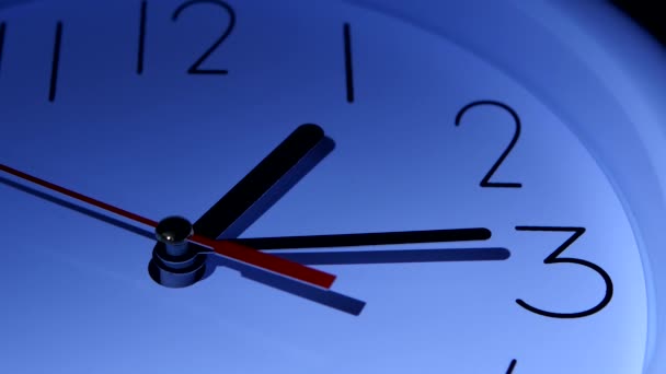 Horloge de bureau vectorielle bleue sur fond blanc 