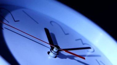 beyaz arka plan üzerinde izole ofis saati