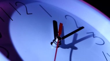 beyaz arka plan üzerinde izole ofis saati