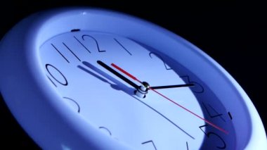 Siyah arka plandaki bir saatin yakın çekim