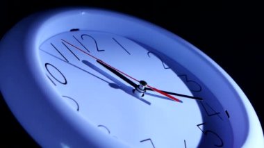 Siyah arka plandaki bir saatin yakın çekim