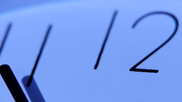 En bild av en vit klocka vid tolv. På nära håll — Stockvideo