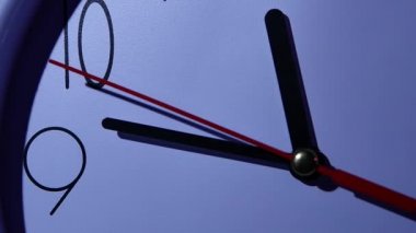 Saati öğlen, gece için birkaç dakika gösteren fotoğrafı. ağır çekim