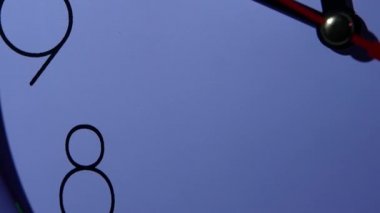 Öğleye kadar birkaç dakika gösteren saat. yakın çekim. ağır çekim