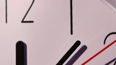 Saati öğle birkaç dakika gösteren fotoğrafı. yakın çekim