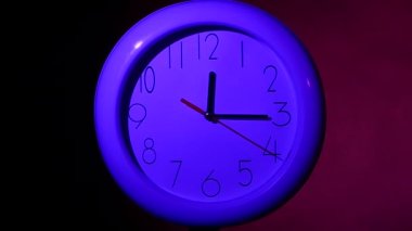 Renk ahşap tahta duvar saat. ağır çekim