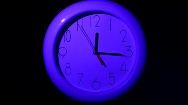 siyah arka plan, Office saati gece. ağır çekim