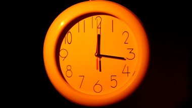 Simge siyah arka plan, gölge ile beyaz saatin gece. ağır çekim