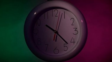 Renk ahşap tahta duvara saat gece. ağır çekim