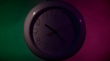 Renk ahşap tahta duvara saat gece. ağır çekim