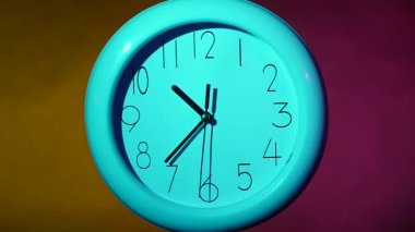 Renk ahşap tahta duvar saat. ağır çekim