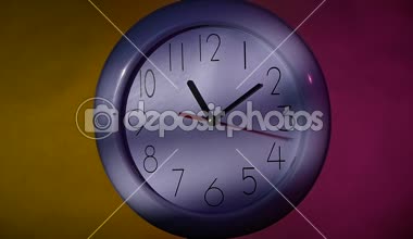 Office beyaz renkli arka plan üzerinde saat. ağır çekim