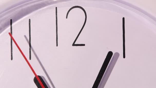 Photo de l'horloge montrant plusieurs minutes à midi, au ralenti 