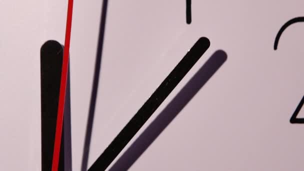 Photo de l'horloge montrant plusieurs minutes à midi. de près. au ralenti 