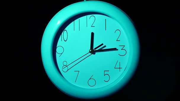 Symbol der weißen Uhr mit Schatten auf schwarzem Hintergrund. Zeitlupe — Stockvideo