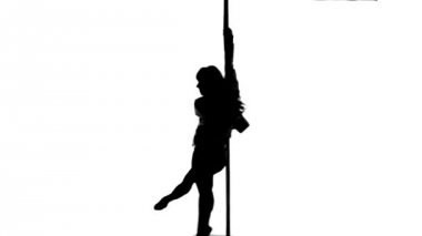 bir beyaz kadın kutup dansçı beyaz zemin üzerine izole siluet Studio