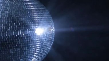 Yarım Disko topu mavi ışık yansıtır