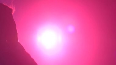 Güzel, büyüleyici, beyaz ceketli gülümseyen dj kız, kulağında kulaklık, çalma, müzik dinleme ve dans, duman, siluet, pembe arka ışık, cam yukarı hareket eder