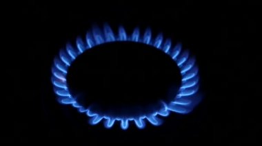 Mavi doğal gaz alevler. Ağır çekim.