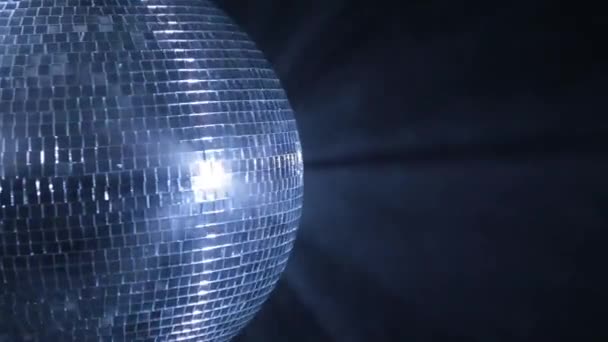 Half disco labdát tükrözi kék fény