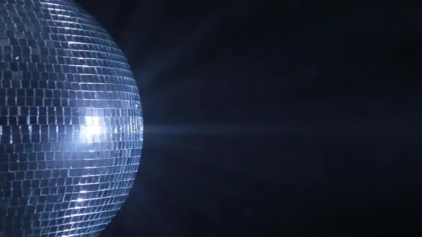 Hälften av Mirror Ball reflekterar blå-vitt ljus — Stockvideo