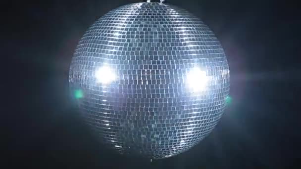 Glänsande Disco Mirror Ball roterande — Stockvideo