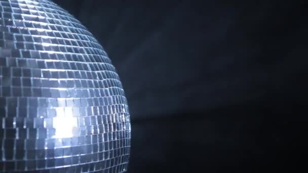Połowa disco ball lustro obraca się — Wideo stockowe