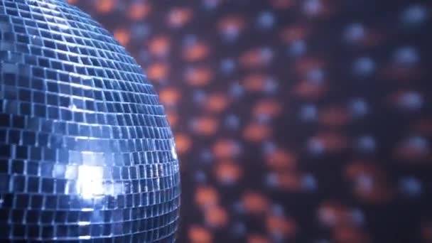 Половина диско зеркального шара отражает синий и красный свет — стоковое видео