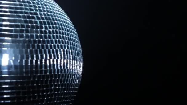 Hälften av disco Mirror Ball på svart bakrund — Stockvideo