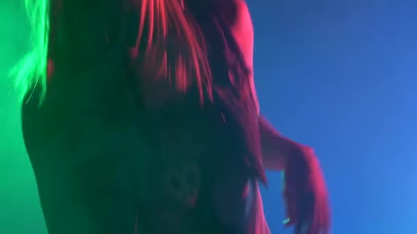 Mooie, sexy DJ meisje in Cap, hoofdtelefoon spelen muziek en dansen, rook, silhouet, CAM beweegt omhoog — Stockvideo