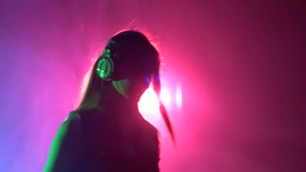 Sexy blonde DJ meisje spelen en luisteren naar muziek, rook, silhouet, roze achtergrondverlichting — Stockvideo