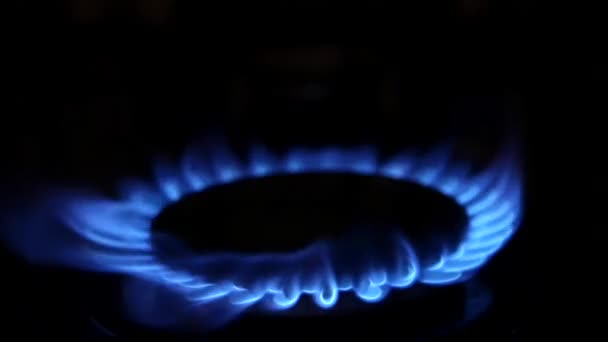 Modré zemního plynu plameny. Zpomalený pohyb. — Stock video