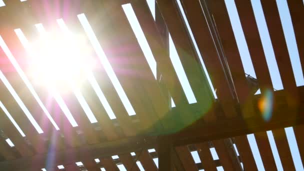 El sol brilla a través de una cerca — Vídeo de stock