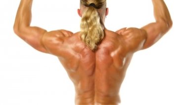 Adam halter yapar. Spor, güç, halter, gerginlik, egzersiz. Fitness ve spor hakkında makale. Spor salonu ve fitness konsepti - vücut geliştirmeci ve beyaz üzerinde dumbbell.