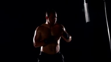 Boks hiting kum torbası, jimnastik eğitimi sırasında Boxer erkek