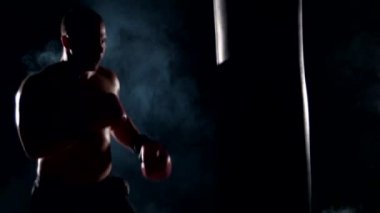 Boks hiting kum torbası, jimnastik eğitimi sırasında Boxer erkek